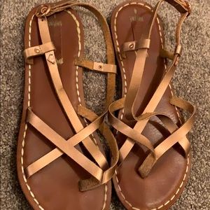 Rose gold Roxy sandals!